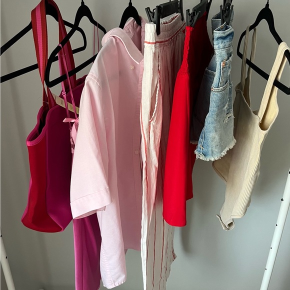 Abercrombie & Fitch Cut Off Shorts in Medium Wash - Picture 9 of 9